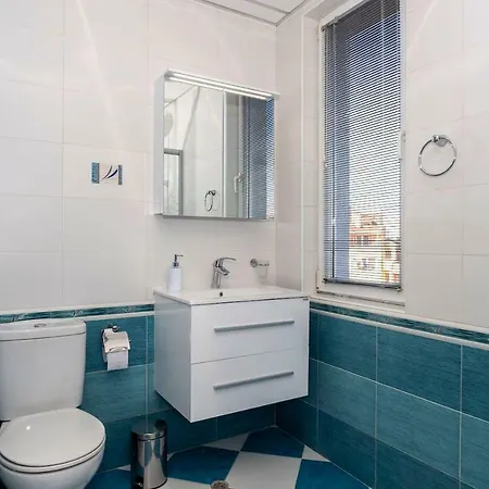 Apartment Stunning Location And Views!foothills Of Old Town! *