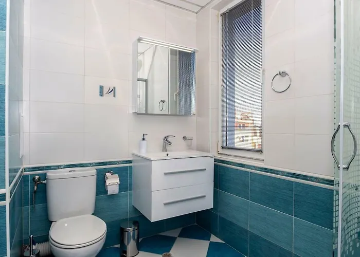 Apartment Stunning Location And Views!foothills Of Old Town! *